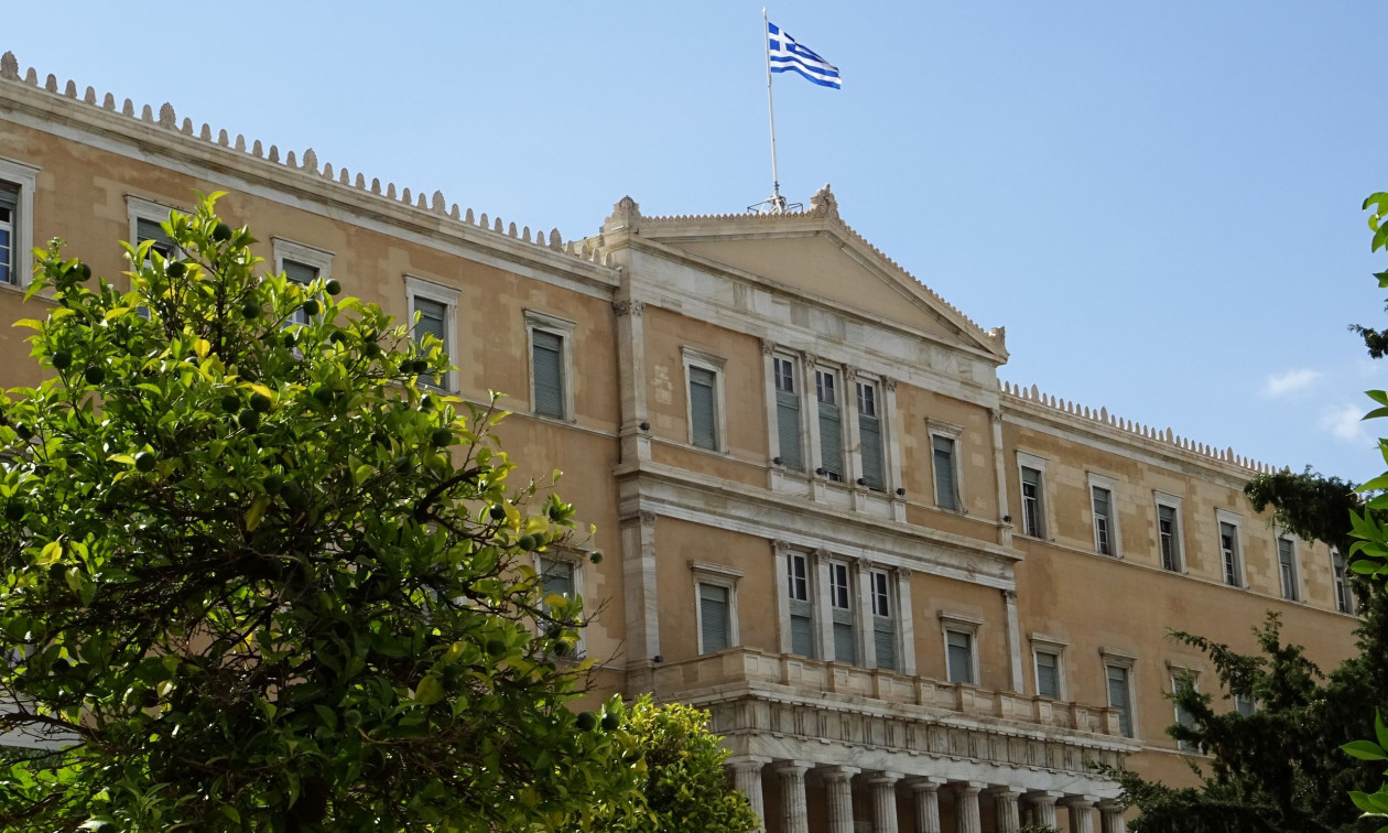 Βουλή: Συνεδριάζει η Επιτροπή Αναθεώρησης του Συντάγματος – Στο επίκεντρο το άρθρο 16