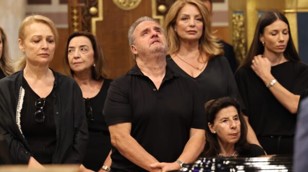 «Αθάνατη η πίκρα της απουσίας σου»: Θρήνος στο τελευταίο αντίο στη Μάρω Κοντού