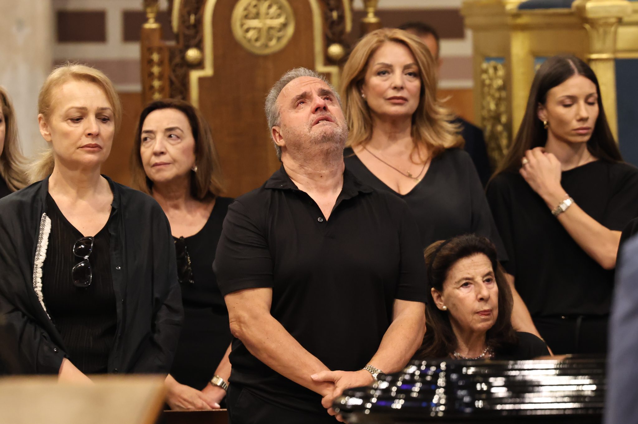 «Αθάνατη η πίκρα της απουσίας σου»: Θρήνος στο τελευταίο αντίο στη Μάρω Κοντού