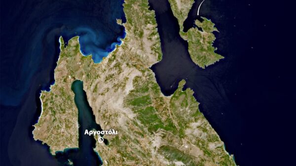 Εντυπωσιακή δορυφορική εικόνα: Οι γαλάζιες δίνες στη θάλασσα της Κεφαλονιάς –Η εξήγηση του Γιώργου Τσατραφύλλια [εικόνα]