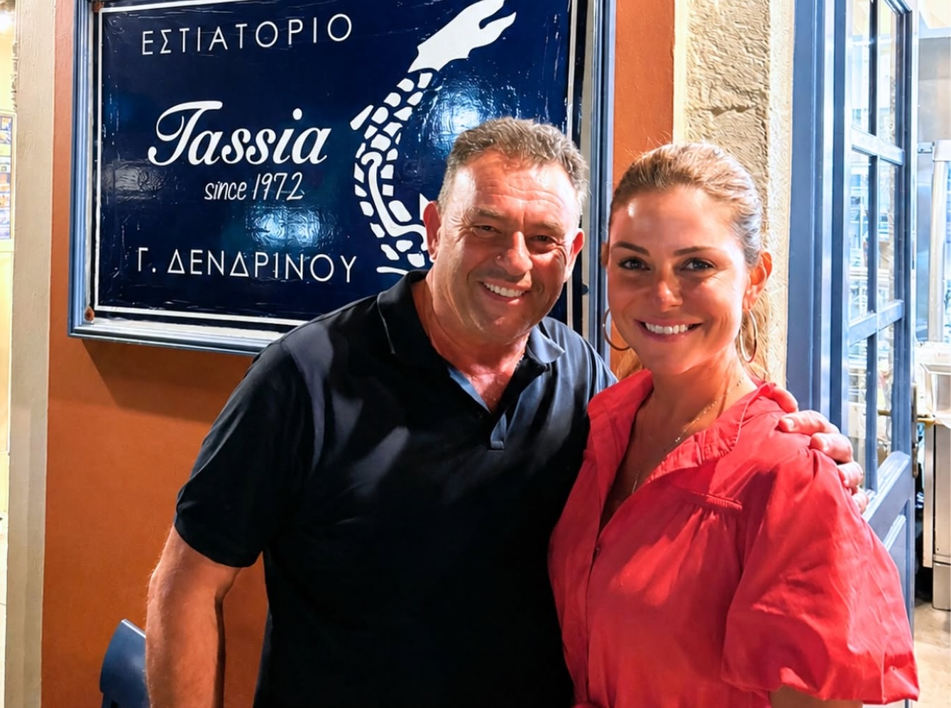 Μαρία Μενούνος στην Κεφαλονιά: Δείπνησε στο ιστορικό εστιατόριο Tassia στο Φισκάρδο