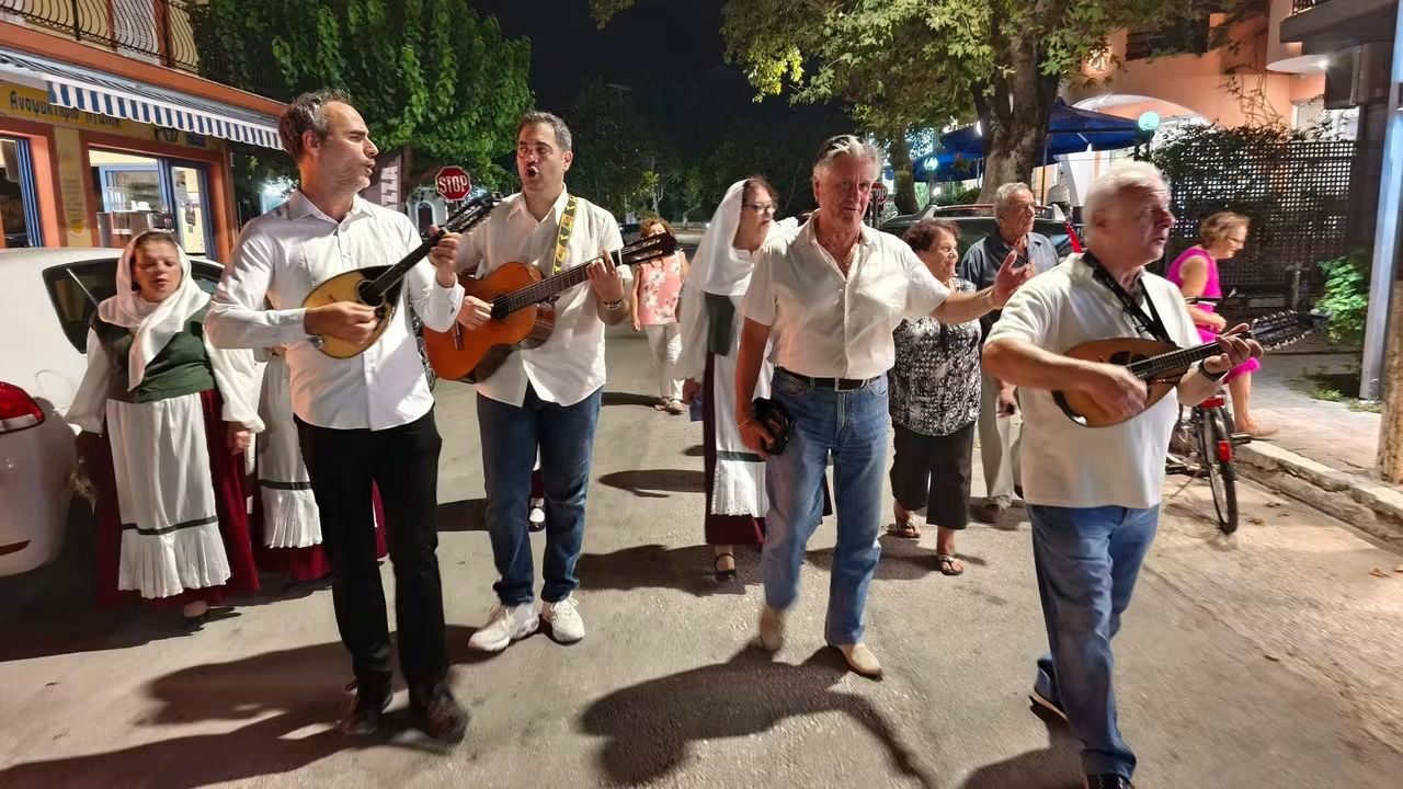 Με χειροκροτήματα υποδέχτηκε ο Πόρος την Μελωδική Περατζάδα των Κανταδόρων!
