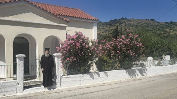 Τρισάγιο στους τάφους των προγόνων του από τον Επίσκοπο Κερνίτσης κ