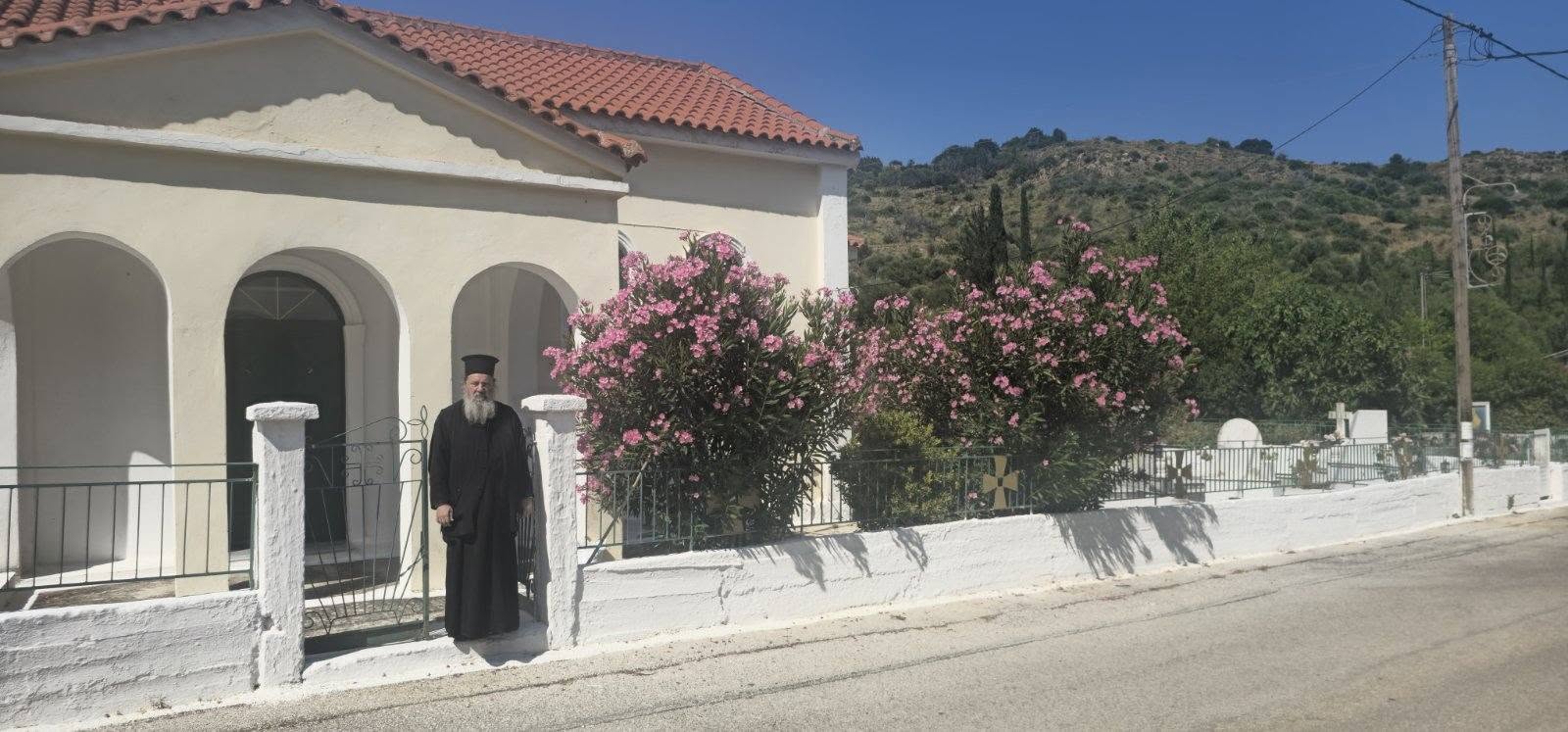 Τρισάγιο στους τάφους των προγόνων του από τον Επίσκοπο Κερνίτσης κ