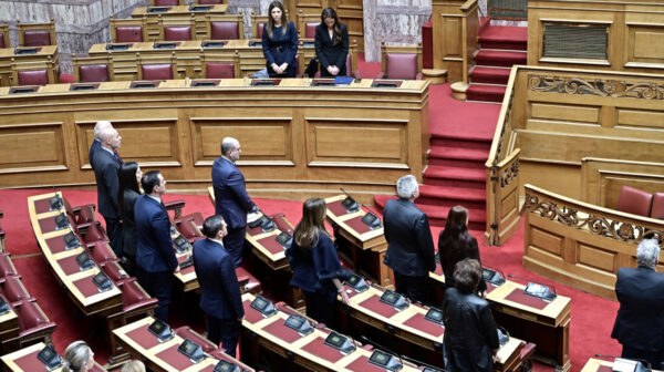 Βουλή: Κρατήθηκε ενός λεπτού σιγή στη μνήμη των πυροσβεστών που έχασαν τη ζωή τους στις πυρκαγιές