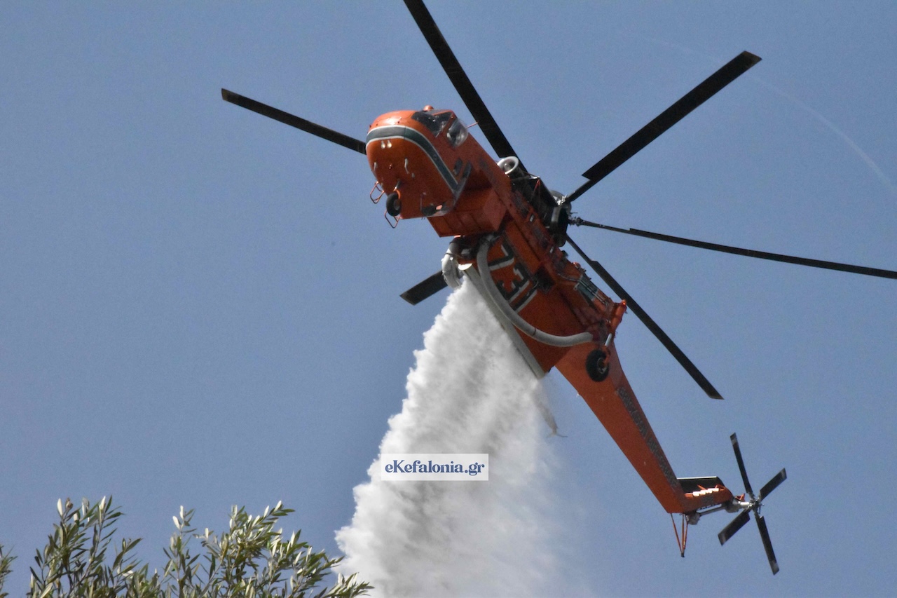 Υπό πλήρη έλεγχο η φωτιά στα Καλλιγάτα Κεφαλονιάς