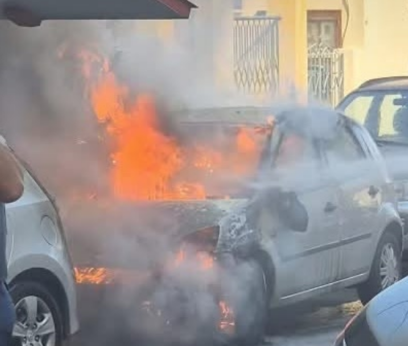 Αυτοκίνητο άρπαξε φωτιά κοντά στην Κοργιαλένειο Βιβλιοθήκη