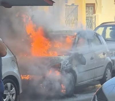 Αυτοκίνητο τυλίχθηκε στις φλόγες κοντά στην Κοργιαλένειο Βιβλιοθήκη, στο Αργοστόλι