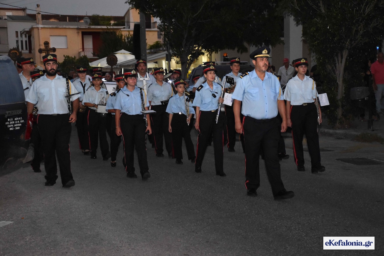 Αργοστόλι: Με κατάνυξη η λιτάνευση της εικόνας του Αγίου Σπυρίδωνα στη μνήμη των θυμάτων του 1953 [εικόνες +βίντεο]