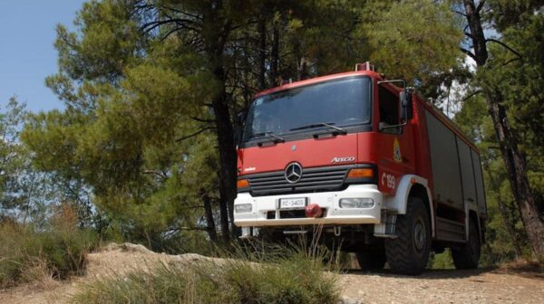 Χρησιμοποιούνται πυροσβεστικά οχήματα άνω των 30 ετών: “Κίνδυνος και για τους πυροσβέστες”