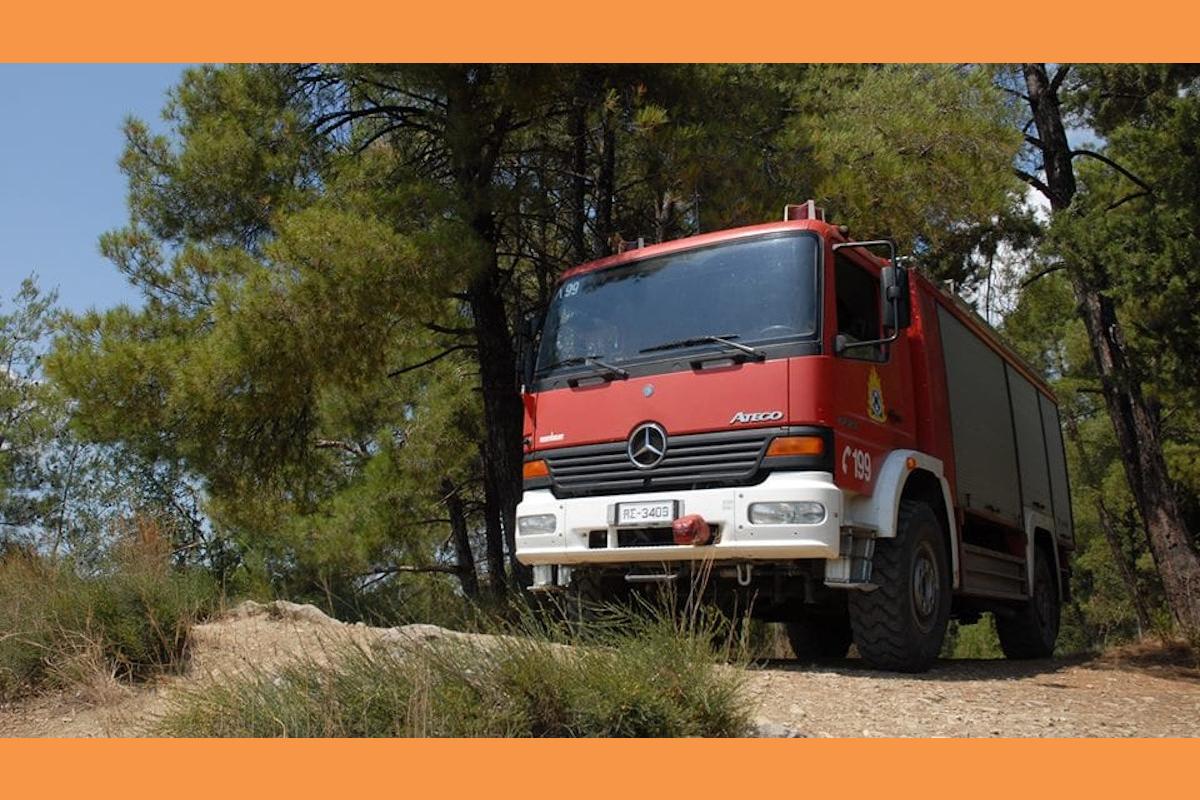 Χρησιμοποιούνται πυροσβεστικά οχήματα άνω των 30 ετών: “Κίνδυνος και για τους πυροσβέστες”
