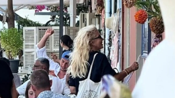 Διακοπές στο Φισκάρδο κάνουν η Ελένη Μενεγάκη με τον Μάκη Παντζόπουλο [βίντεο]