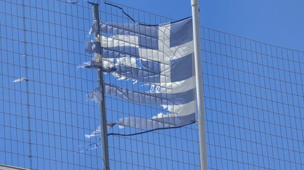Εάν αυτο λέγεται Σεβασμος στην Σημαία μας τότε μπράβο σας δίνεται στα παιδιά μας καλα μαθήματα.
