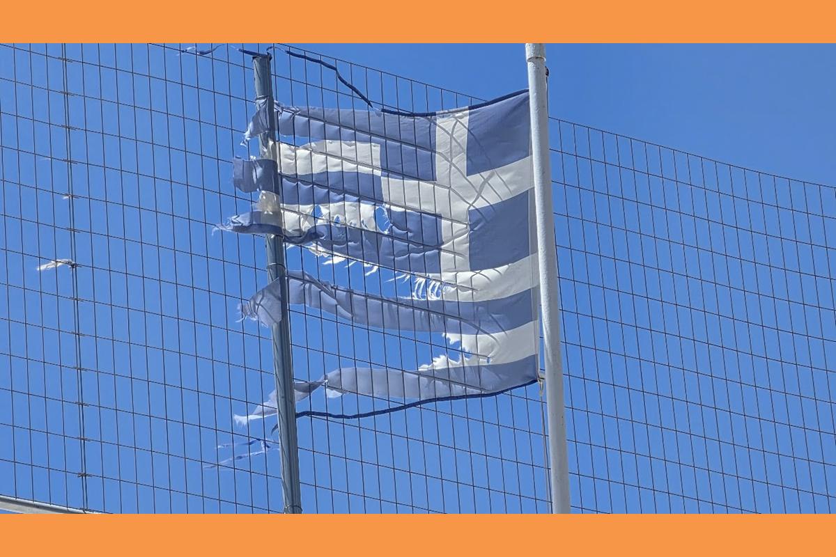Εάν αυτο λέγεται Σεβασμος στην Σημαία μας τότε μπράβο σας δίνεται στα παιδιά μας καλα μαθήματα.
