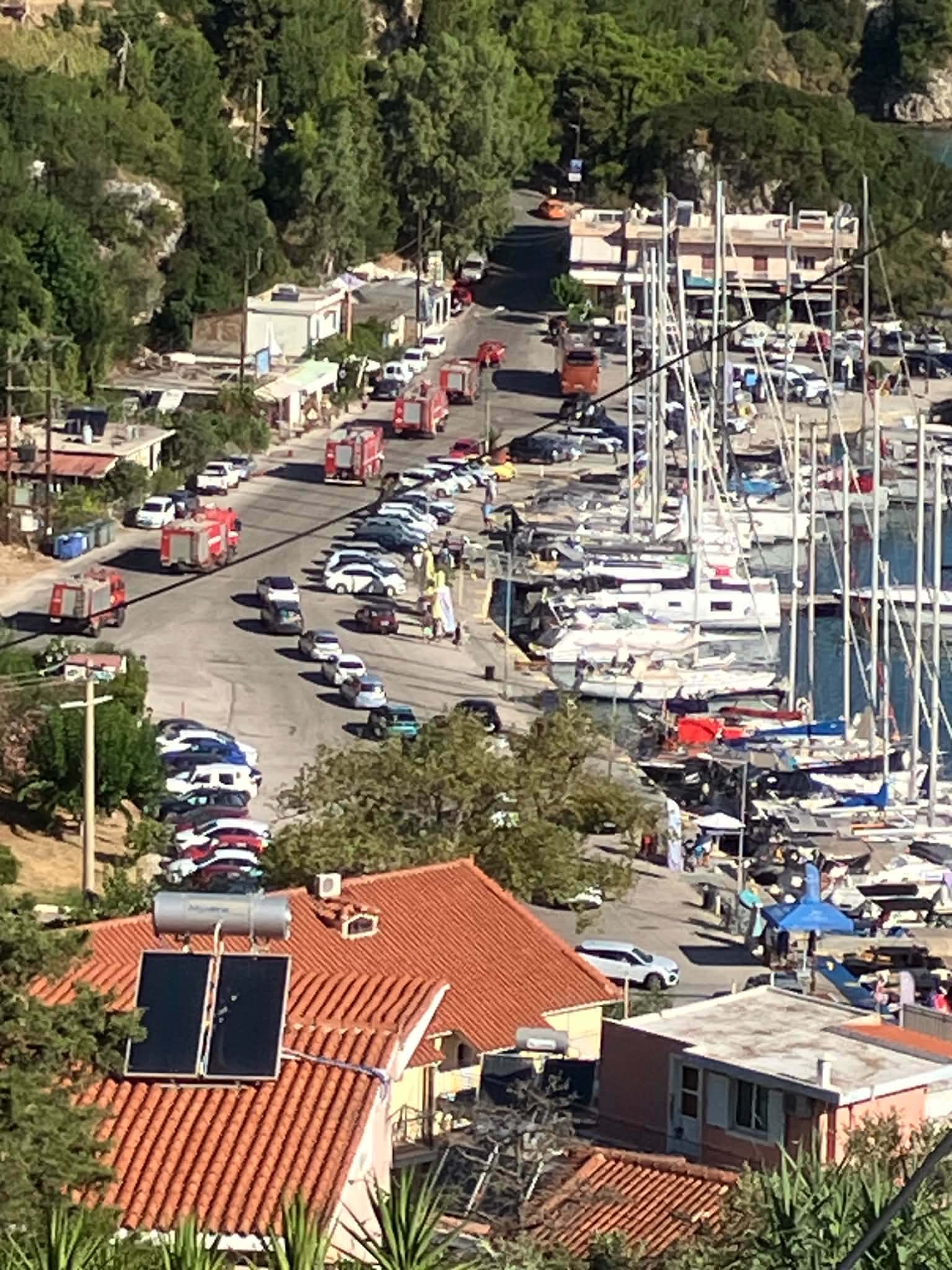 Ισχυρές ενισχύσεις στην Κεφαλονιά: Έφτασαν από τον Πύργο 5 πυροσβεστικά οχήματα και 20 πυροσβέστες