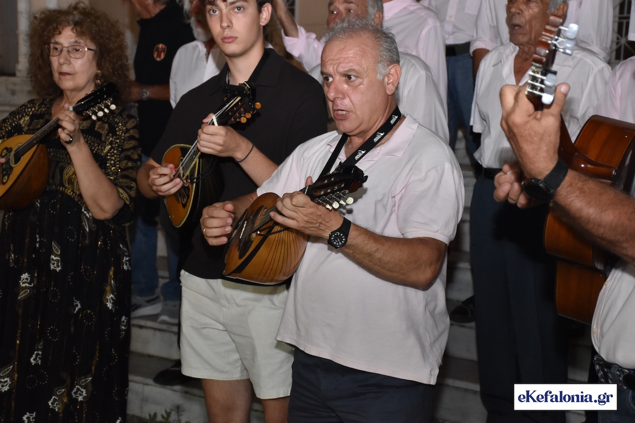 Καντάδες και κεφαλονίτικο ταμπεραμέντο πλημμύρισαν το Λιθόστρωτο [εικόνες +βίντεο]