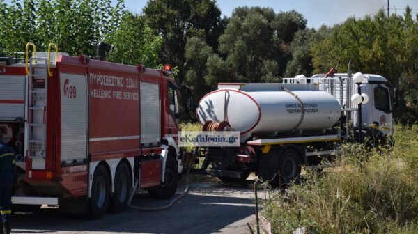 Μάχη με τις αναζωπυρώσεις στη νότια Κεφαλονιά –Οι φλόγες απειλούν σπίτια σε Μαυράτα και Κατελειό