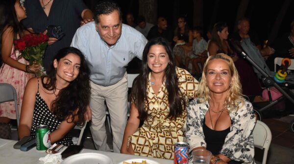 Ο Διονύσης Λυκούδης και οι τρεις εντυπωσιακές Κεφαλονίτισσες που έκλεψαν τα βλέμματα στη Σκάλα [εικόνες]