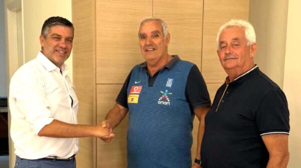 ο Γιάννης Λυκούδης, επισκέφθηκε τα γραφεία της Ένωσης Ποδοσφαιρικών Σωματείων Κεφαλονιάς και Ιθάκης,