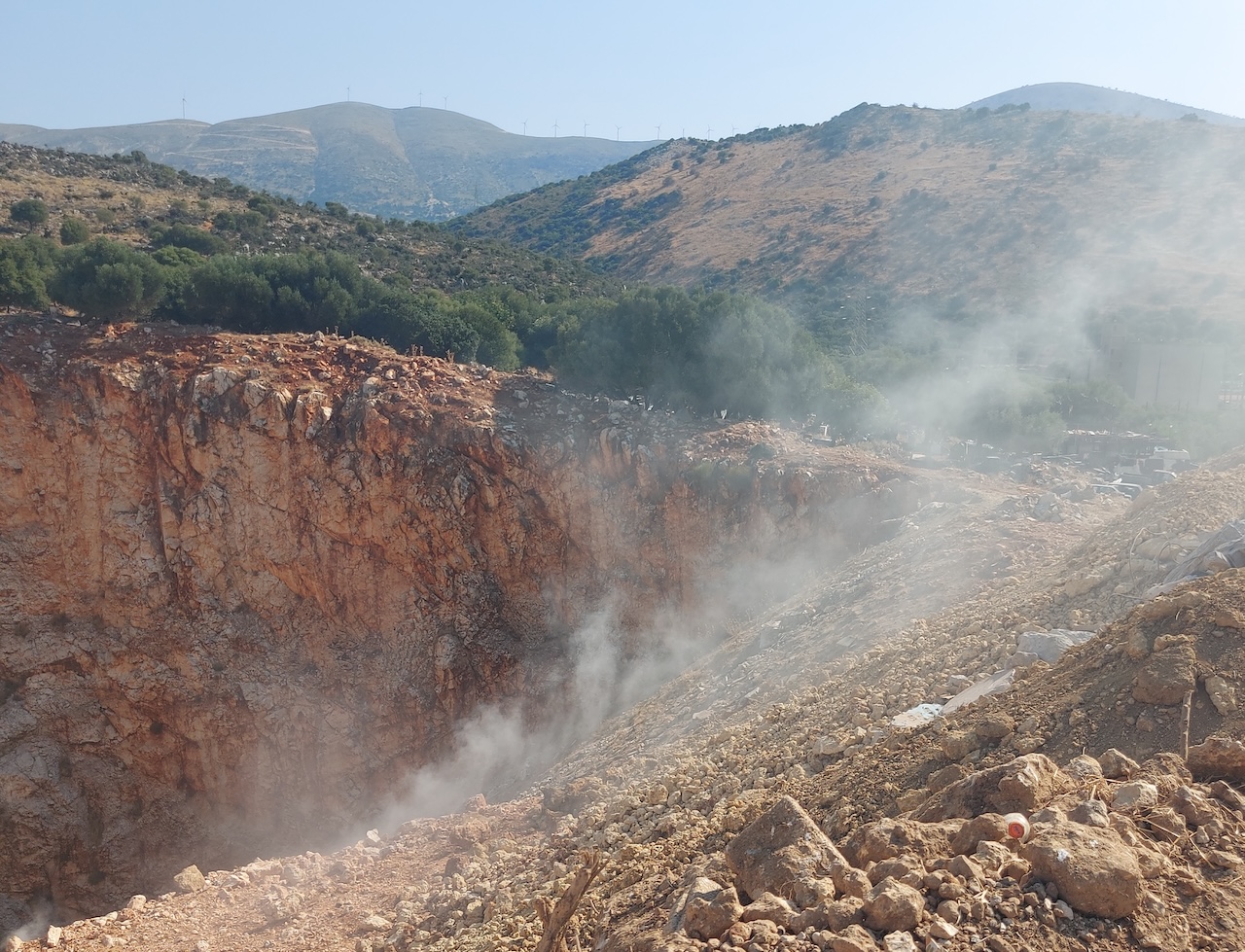 Ποιος αφήνει τη Λαγκάδα να καίει επί 13 μήνες; – Στη Βουλή η περιβαλλοντική «βόμβα» της Κεφαλονιάς