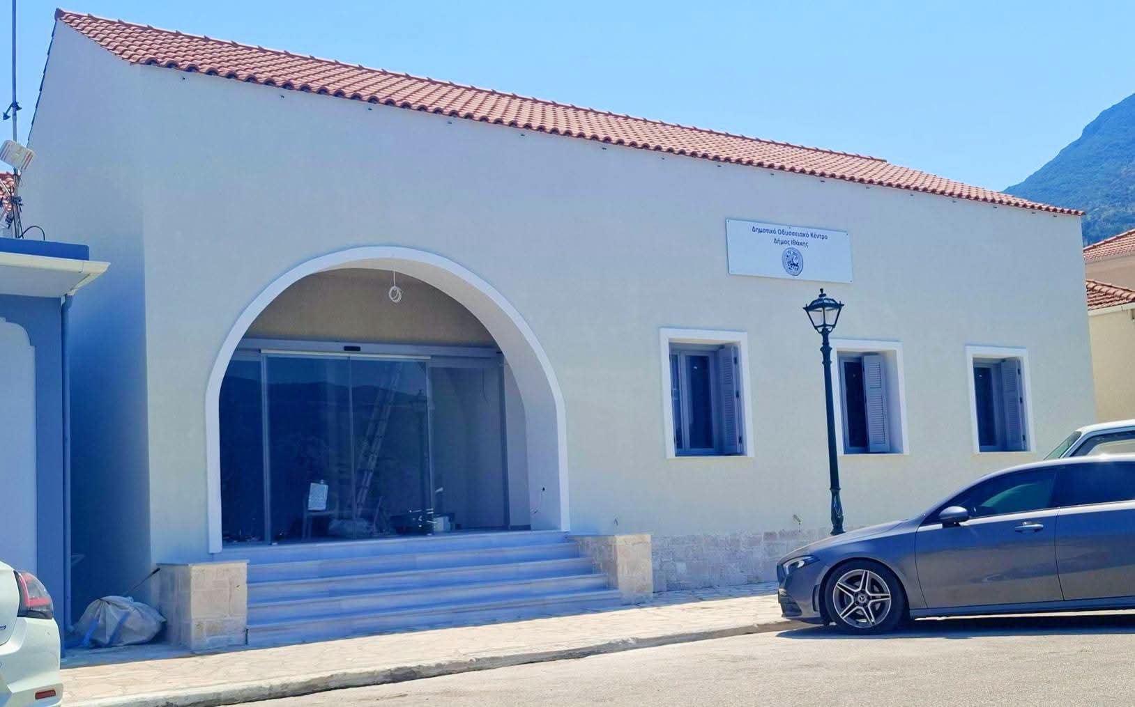 «Ποιος και γιατί άλλαξε την πινακίδα;» – Ερωτήματα Σαρδελή για το Οδυσσειακό Κέντρο Ιθάκης