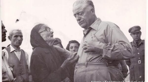 «Ψυχή»: Η συγκλονιστική φωτογραφία από το σεισμόπληκτο Ληξούρι του 1953