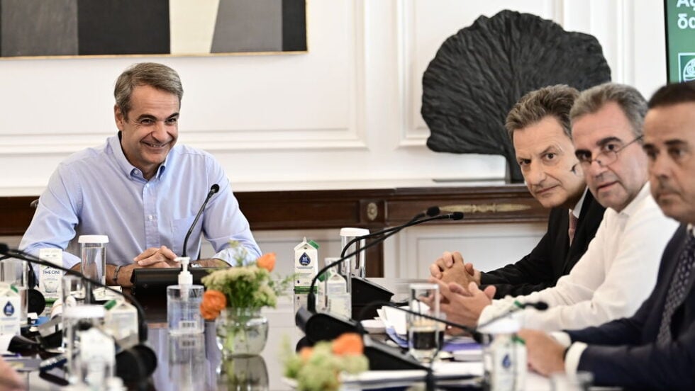 Με το χαμόγελο στα χείλη ο πρωθυπουργός κατά τη σύσκεψη για την αποκατάσταση του δάσους του Εβρου (ΜΙΧΑΛΗΣ ΚΑΡΑΓΙΑΝΝΗΣ / EUROKINISSI)