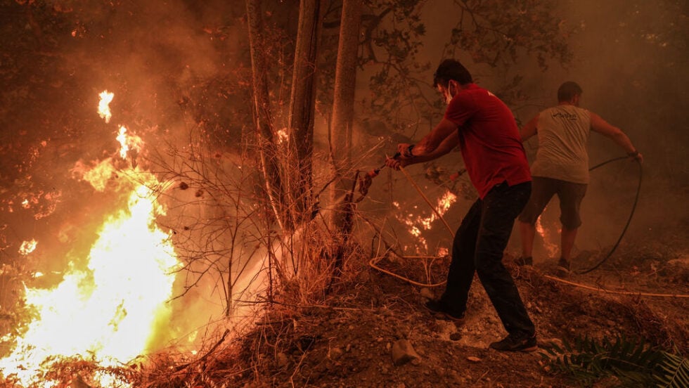 Οι κάτοικοι της βόρειας Εύβοιας πάλεψαν απεγνωσμένα με τις φλόγες για να σώσουν ό,τι μπορούσαν τον Αύγουστο του 2021. Απεγνωσμένοι παραμένουν και σήμερα, καθώς τίποτα από όσα τους υποσχέθηκαν δεν υλοποιήθηκε (EUROKINISSI/ΒΑΣΙΛΗΣ ΡΕΜΠΑΠΗΣ)