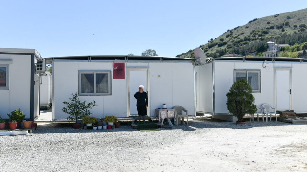Πλημμυροπαθείς σε κοντέινερ (EUROKINISSI)