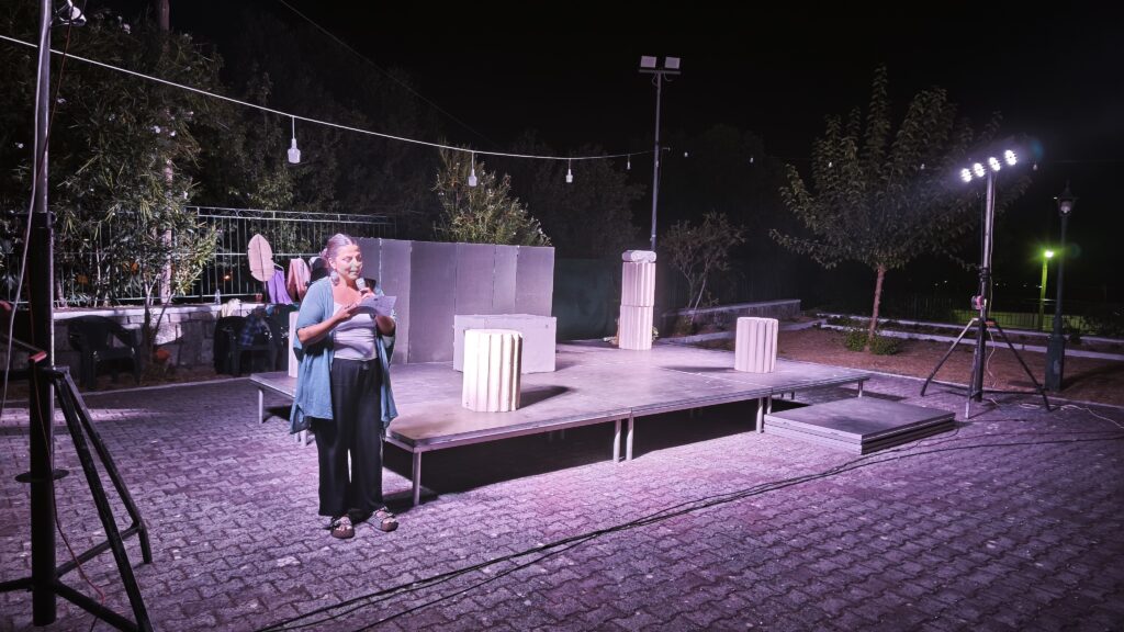 «Σκέρτσα και παρόλες» στα Πουλάτα με τεράστια προσέλευση και ολόθερμο χειροκρότημα