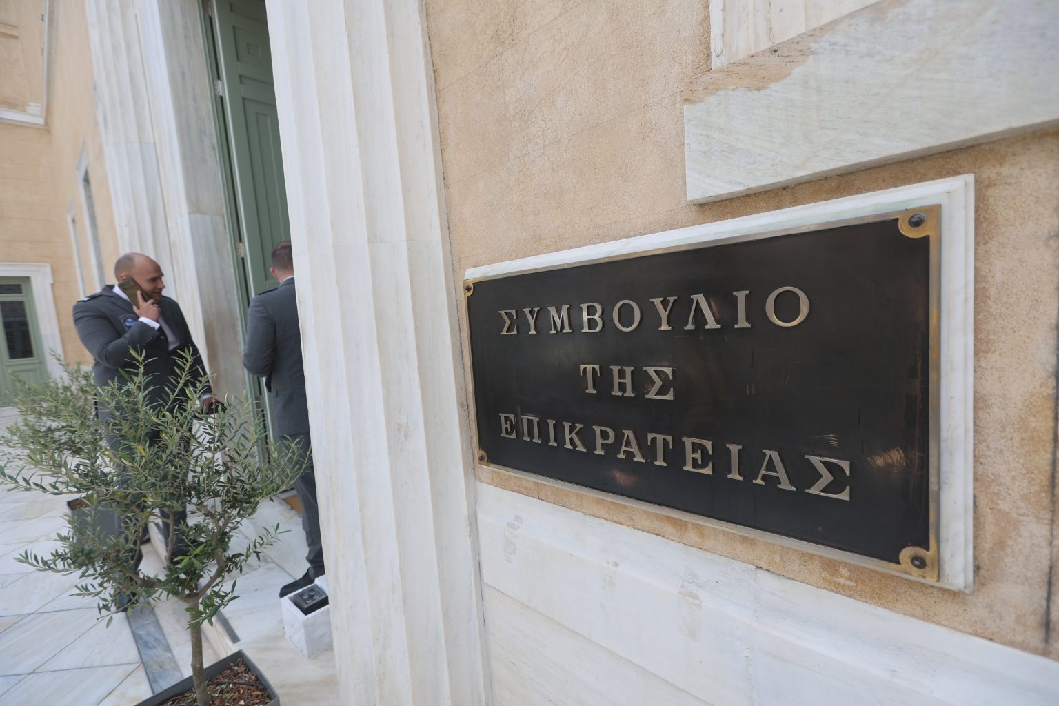 ΣτΕ: Οριστικό «όχι» στην επιστροφή 13ου και 14ου μισθού στο Δημόσιο, μόνο με νόμο μπορεί να επανέλθουν