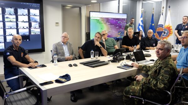 Στο Κέντρο Επιχειρήσεων ο Κυριάκος Μητσοτάκης – Ενημερώθηκε για τα πύρινα μέτωπα και την τραγωδία με τα ελικόπτερα