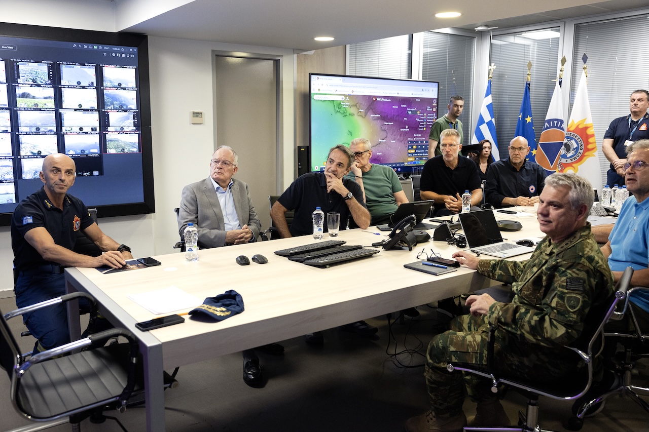 Στο Κέντρο Επιχειρήσεων ο Κυριάκος Μητσοτάκης – Ενημερώθηκε για τα πύρινα μέτωπα και την τραγωδία με τα ελικόπτερα