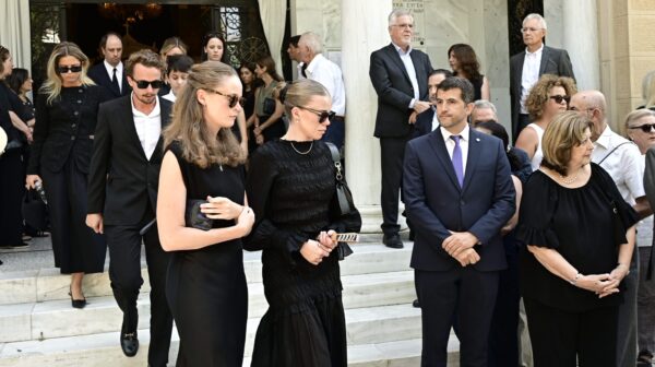 Συγγενείς, φίλοι και πολιτικοί αποχαιρέτησαν τον Στέφανο Μάνο στην Κηφισιά