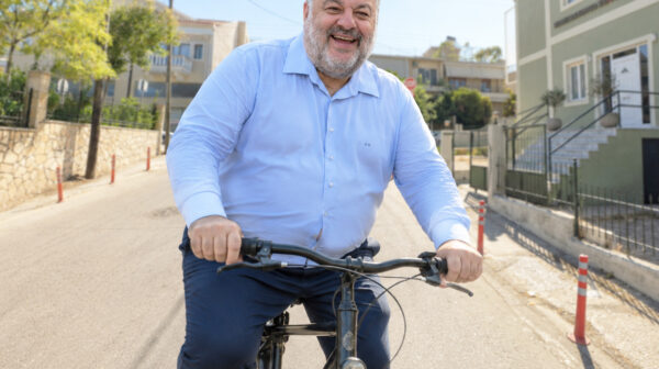 Θεόφιλε, άσε την ποδηλασία και τράβα να μάσεις τ’ αδέσποτα γίδια!