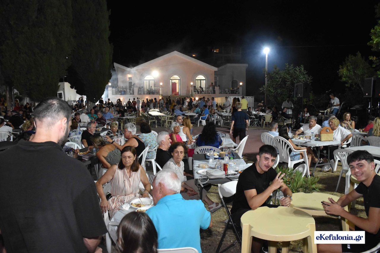 Τρικούβερτο γλέντι στο Πανηγύρι του Σωτήρος στα Τραυλιάτα [εικόνες +βίντεο]