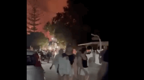 Βίντεο-ντοκουμέντο: Η οργανωμένη εκκένωση του Κατελειού – Χιλιάδες τουρίστες εγκαταλείπουν το χωριό μετά το 112