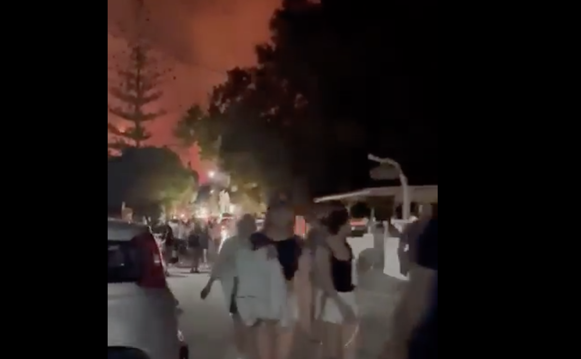 Βίντεο ντοκουμέντο: Η οργανωμένη εκκένωση του Κατελειού – Χιλιάδες τουρίστες εγκαταλείπουν το χωριό μετά το 112