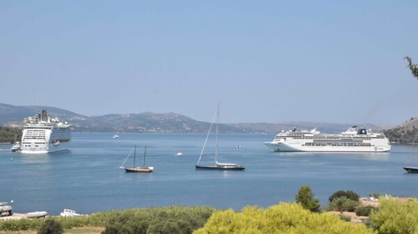 «Βούλιαξε» η Κεφαλονιά από κόσμο – 4 κρουαζιερόπλοια και χιλιάδες επισκέπτες σε Αργοστόλι και Σάμη