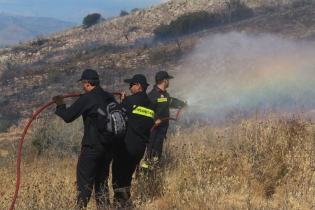 Εποχικοί πυροσβέστες: Ζήτησαν μονιμότητα, η κυβέρνηση τους δίνει επιπλέον υπερωρίες, νυχτερινά και εξαιρέσιμα