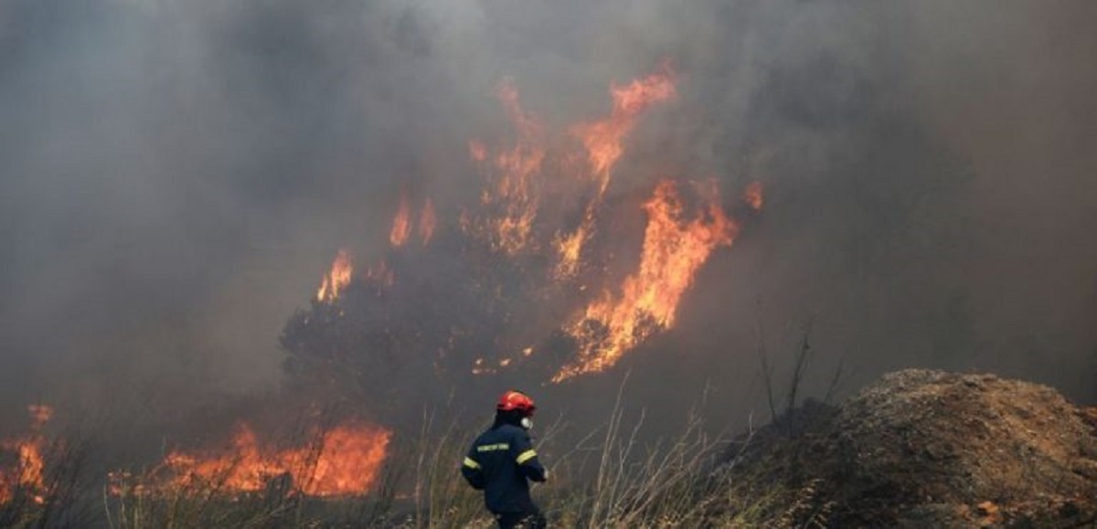 Υπό πλήρη έλεγχο η αναζωπύρωση στον Κατελειό – Αποκαθίσταται έως το απόγευμα η ηλεκτροδότηση στη νότια Κεφαλονιά [βίντεο]