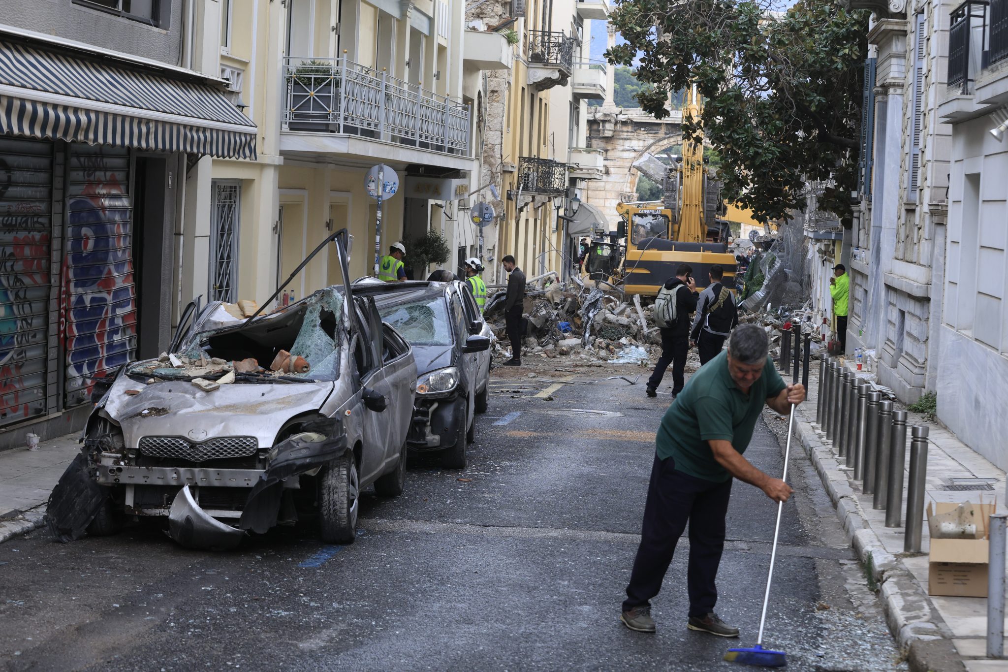 Έκρηξη στην Πλάκα: Πληροφορίες για αυτόνομους λέβητες αερίου στο ισόγειο και στον δεύτερο όροφο του κτηρίου