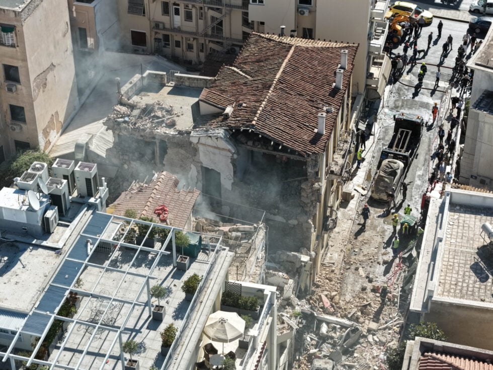 Έκρηξη στην Πλάκα: Ψάχνουν 5 αγνοούμενους στα συντρίμμια – Καρέ καρέ η καταστροφή [εικόνες – βίντεο]