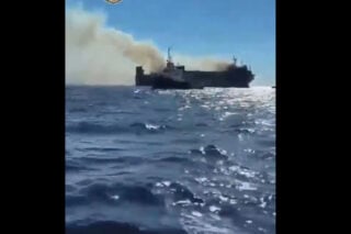 Νέο βίντεο – ντοκουμέντο από την πυρκαγιά σε πλοίο στη Μύκονο: Δραματική επιχείρηση κατάσβεσης – Τα σενάρια που εξετάζονται