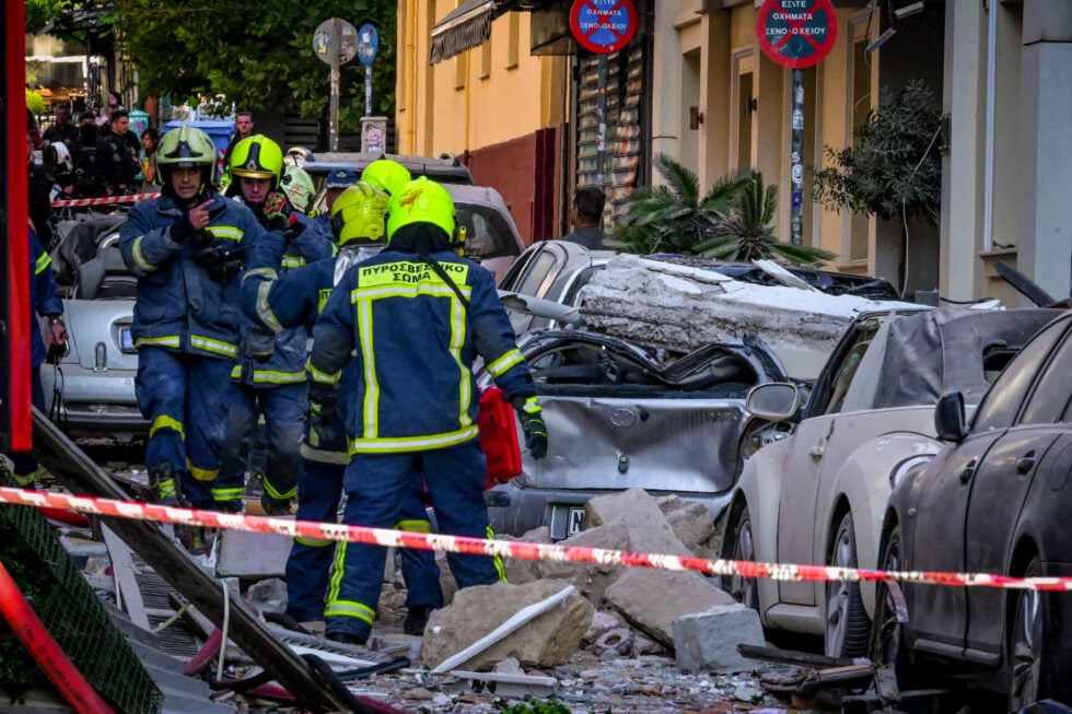 Έκρηξη στην Πλάκα: Ψάχνουν 5 αγνοούμενους στα συντρίμμια – Καρέ καρέ η καταστροφή [εικόνες – βίντεο]