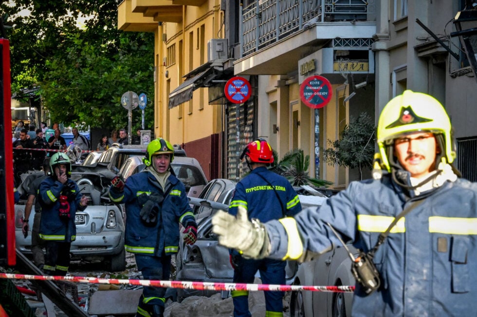 Έκρηξη στην Πλάκα: Ψάχνουν 5 αγνοούμενους στα συντρίμμια – Καρέ καρέ η καταστροφή [εικόνες – βίντεο]