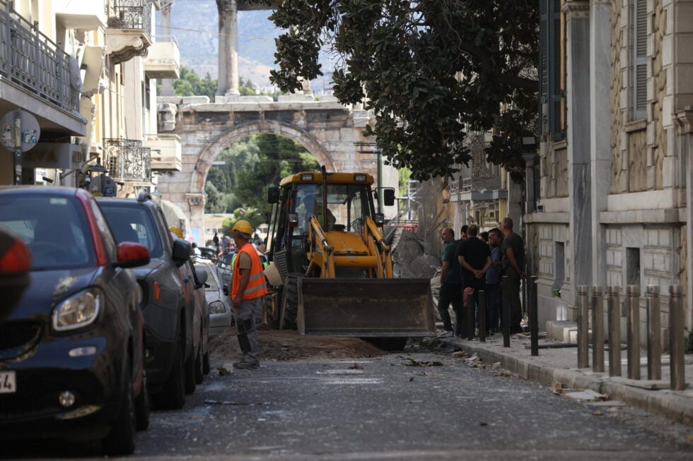 Έκρηξη στην Πλάκα: Ψάχνουν 5 αγνοούμενους στα συντρίμμια – Καρέ καρέ η καταστροφή [εικόνες – βίντεο]