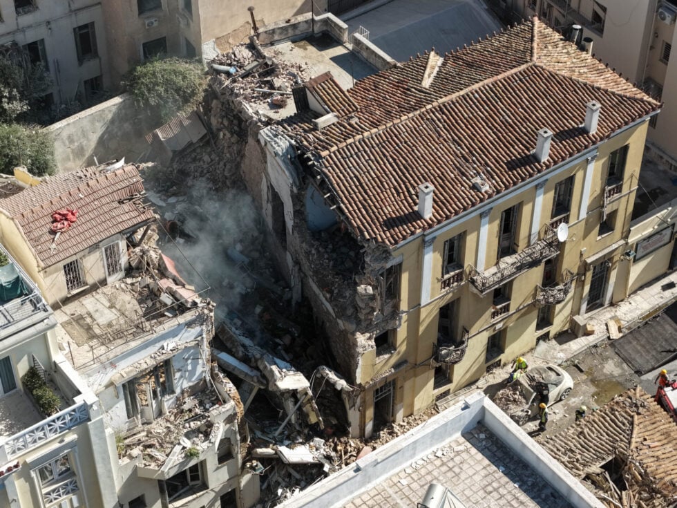 Έκρηξη στην Πλάκα: Ψάχνουν 5 αγνοούμενους στα συντρίμμια – Καρέ καρέ η καταστροφή [εικόνες – βίντεο]
