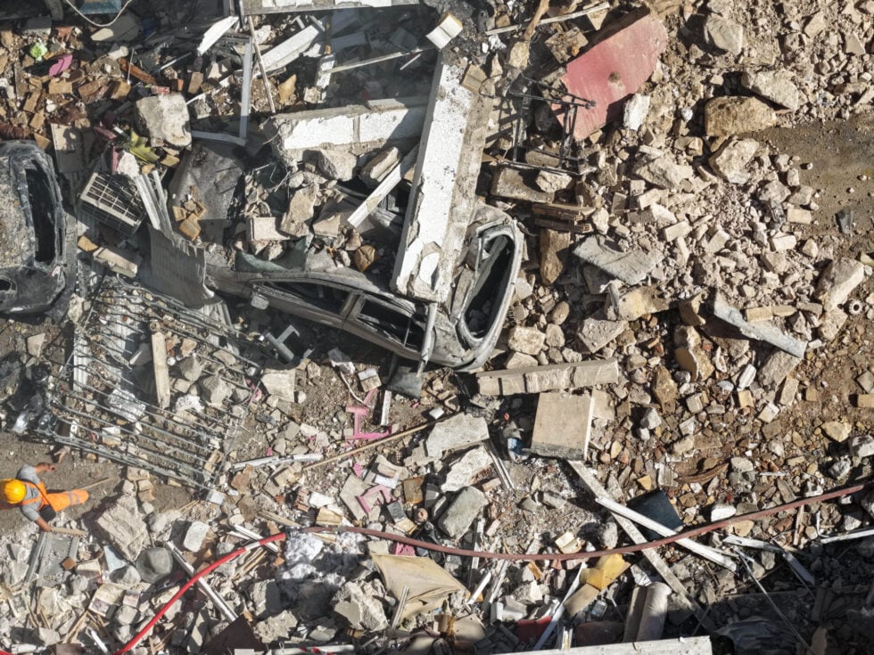 Έκρηξη στην Πλάκα: Ψάχνουν 5 αγνοούμενους στα συντρίμμια – Καρέ καρέ η καταστροφή [εικόνες – βίντεο]