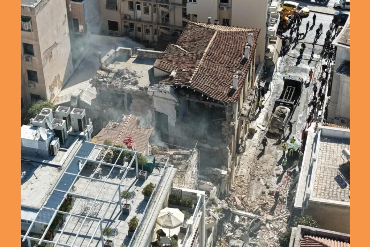 Έκρηξη στην Πλάκα: Ψάχνουν 5 αγνοούμενους στα συντρίμμια – Καρέ καρέ η καταστροφή εικόνες